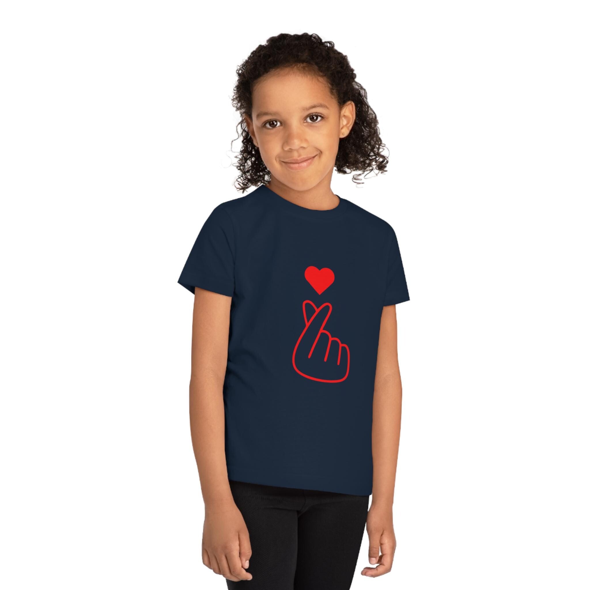 Red Love Heart Finger K-Pop Design Kids' Creator T-Shirt, Trendy and Cute, for K-Pop Fans, Comfortable & Stylish Gift for Young Music Lovers